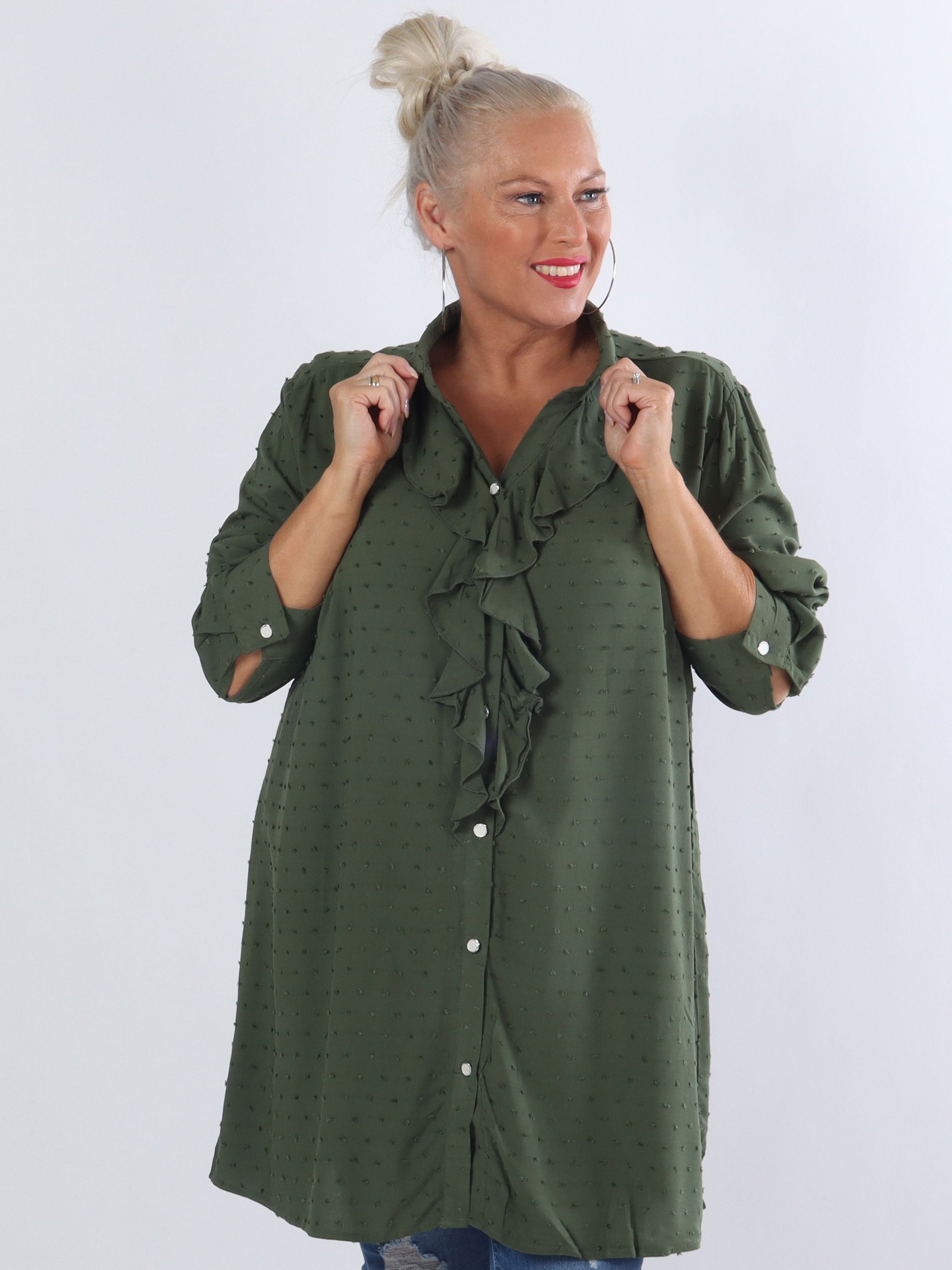 Zandra - Plus size skjorte med flæse og prikket detaljer